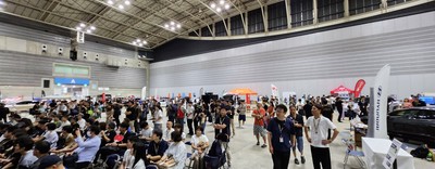 2025年大会　ステージ前に集まる来場者