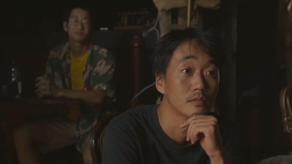 廃材エコヴィレッジゆるゆるの説明を聞く佐伯龍蔵