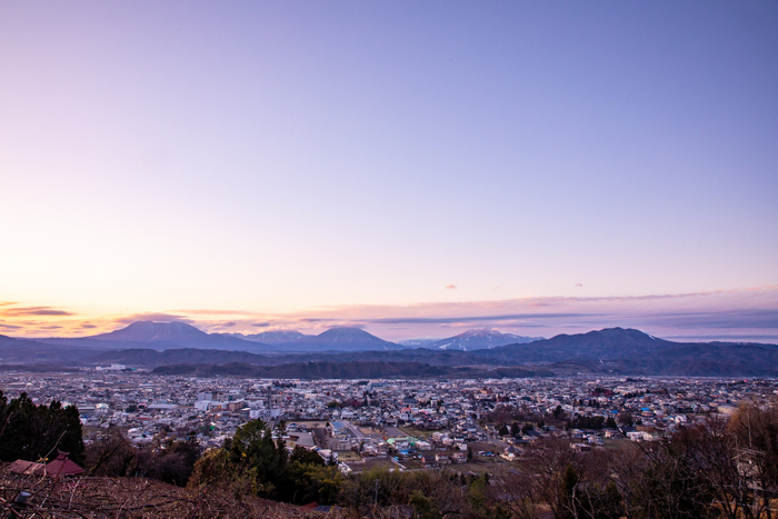 長野県中野市は周囲を美しい山々に囲まれ豊かな自然にあふれるまちです