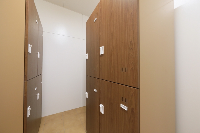 チェックアウト後も利用できる大型ロッカールームも