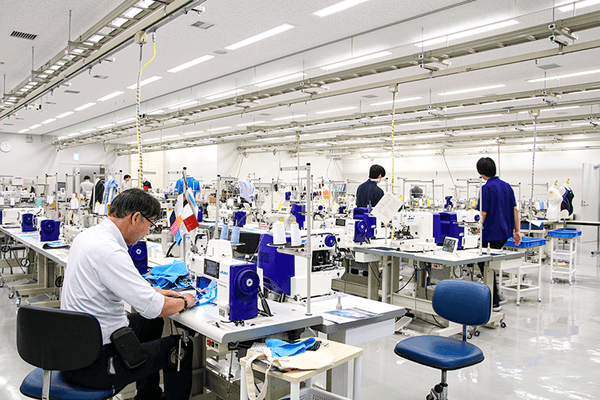 本社内の工業用ミシンのショールーム。約2000機あるＪＵＫＩの工業用ミシンのうち、新製品を中心に約60機種を展示