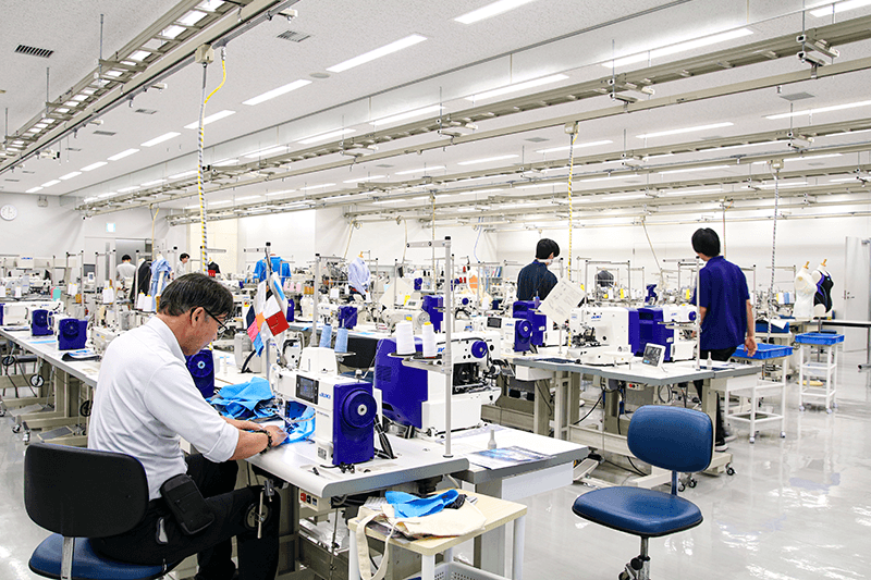 本社内の工業用ミシンのショールーム。約2000機あるＪＵＫＩの工業用ミシンのうち、新製品を中心に約60機種を展示