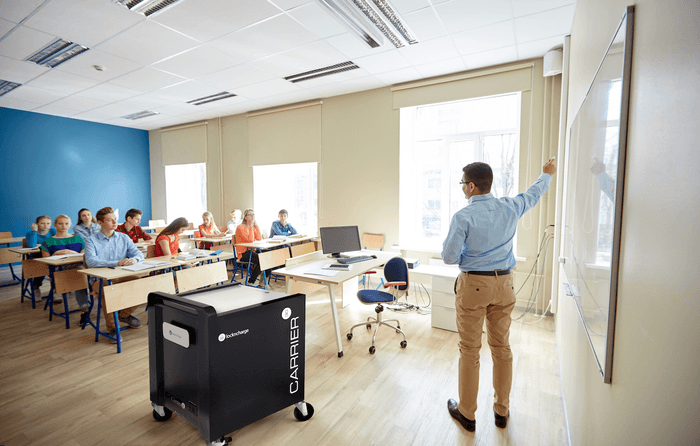 LocknChargeカートを利用したアメリカでの授業風景