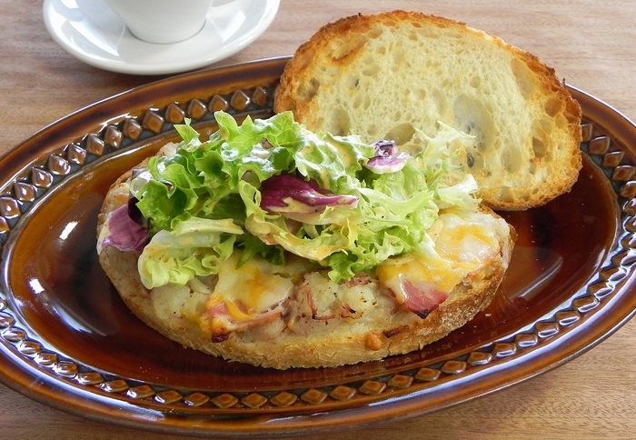 とろ~りチーズとコンビーフポテトのホットメルトサラぱん