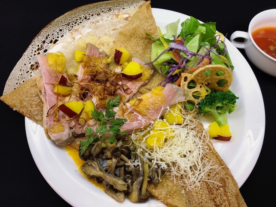 蕎麦&ガレット 緑の食卓では、期間限定、きのことさつまいもをふんだんに使った「秋の鴨ガレット」も好評提供中。