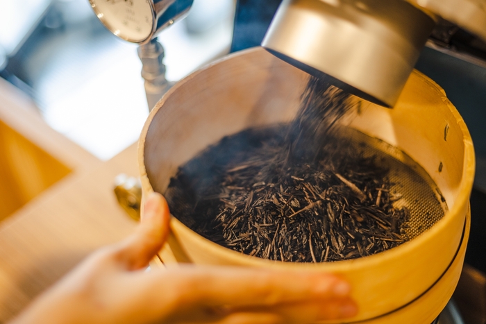 深く丁寧に焙煎した漆黒の茶葉