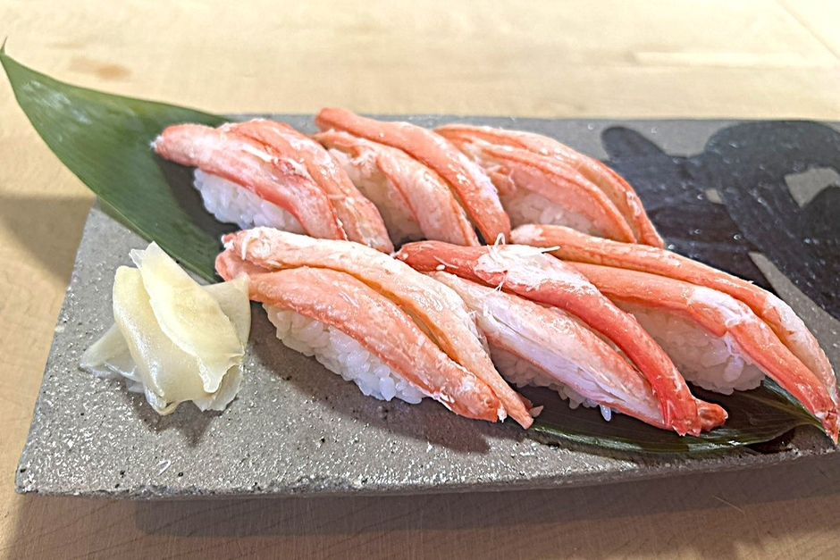 地元の方に愛される老舗寿司店のカニの握り寿司(実際に提供されるメニューとは異なる場合があります)