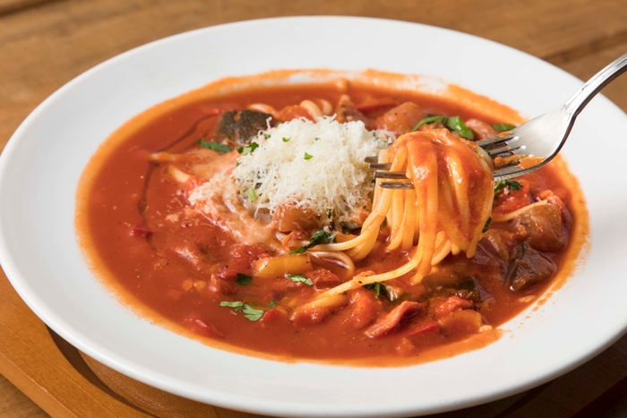 たっぷりお野菜&ベーコンのミネストローネとパルメザンチーズのスープパスタ 700円(税抜)