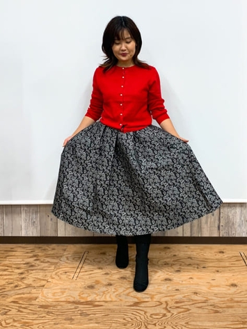 クリスマスコーデに赤ニットとブラックのスカート