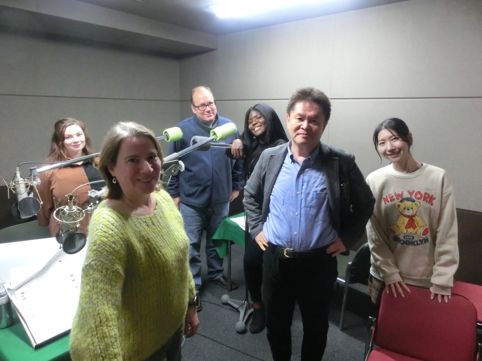 収録時のシーンから!声優、ナレーター、俳優として、外国人とともに活躍中!