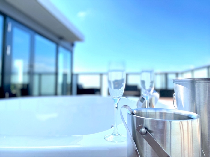 シャンパングラスやアイスペールなどの備品も備えています