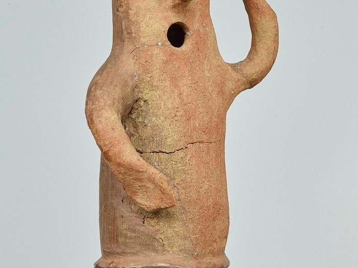 「埴輪 踊る人々」(部分) 胴に入る亀裂の様子