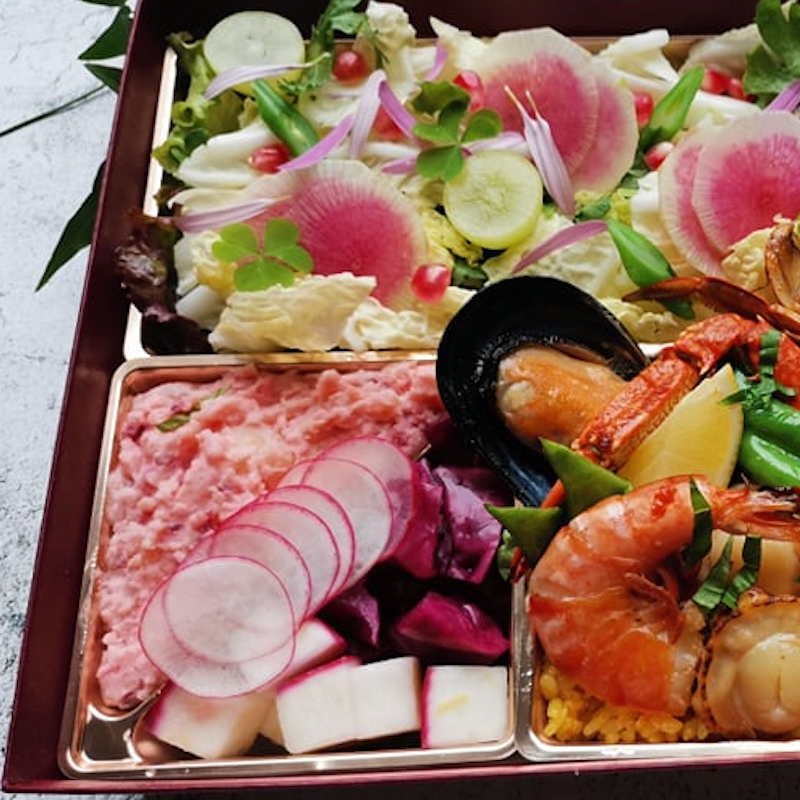 手前左:ビーツポテトサラダ&マリネ