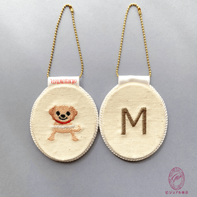 表面にワンちゃん、裏面にアルファベットの刺繍入り