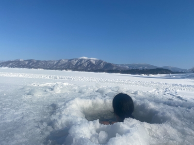 凍った湖で大自然と!