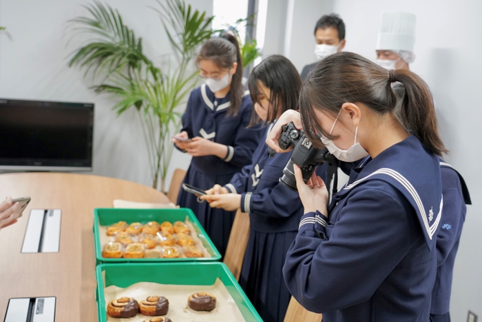 打ち合わせをする学生達