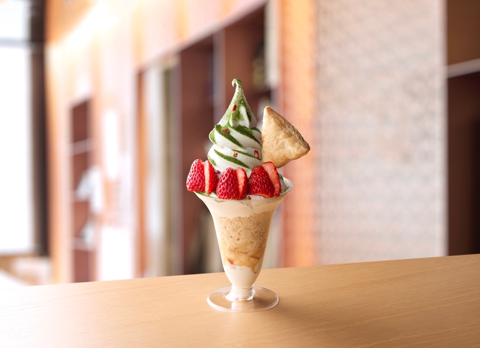 【かふぇあま屋 NISEKO】「春のニセコMt.yotei パフェ《いちご＆アップルクランブル》」