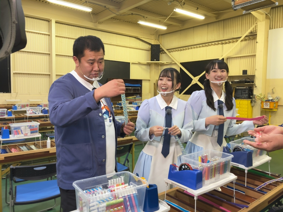 （左から）とにかく明るい安村・石田みなみ（STU48）・信濃宙花（STU48）