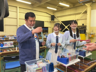 （左から）とにかく明るい安村・石田みなみ（STU48）・信濃宙花（STU48）
