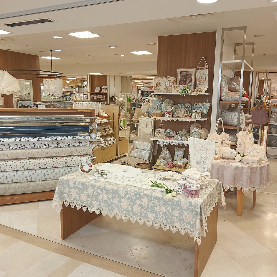 切り売りクロスは20種以上。既成サイズも豊富に取り揃えております