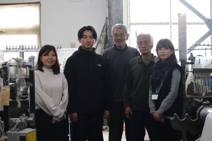 滋賀県湖東地域で古くから麻を織っている藤居織物さん(中央と右から2番目)と滋賀麻工業さん(左から2番目)