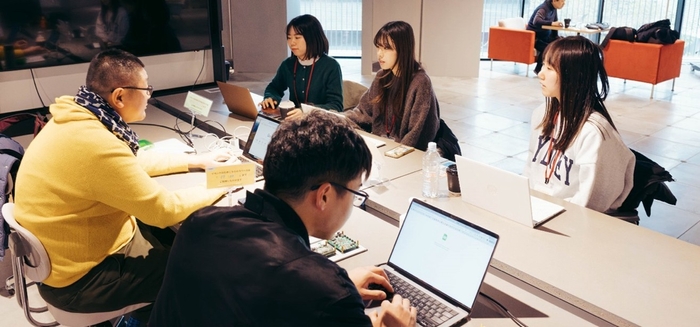 近畿大学経営学部布施ゼミの学生とByakuの担当者による打ち合わせの様子
