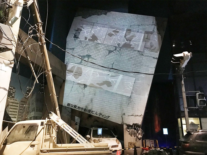 傾いたビル(ジオラマ)