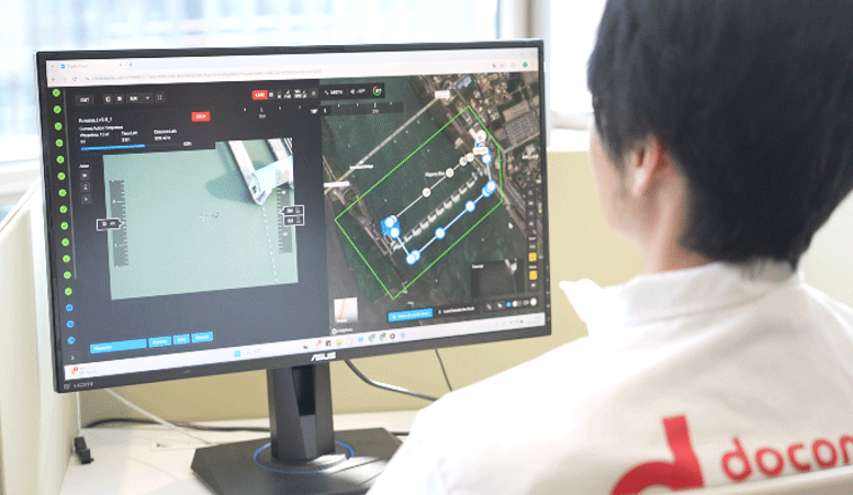 【東京の事務所から遠隔操縦する様子】