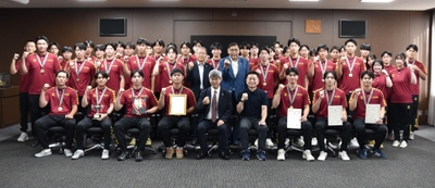 西日本インカレ優勝を報告したハンドボール部