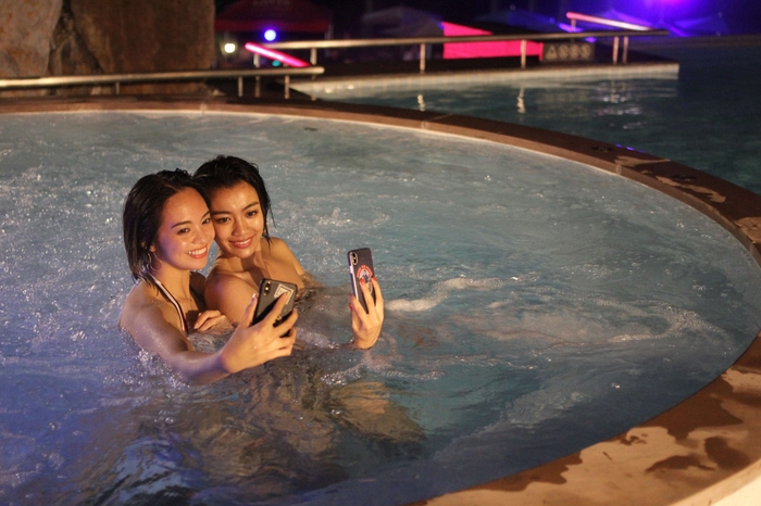 ナイトプールの様子