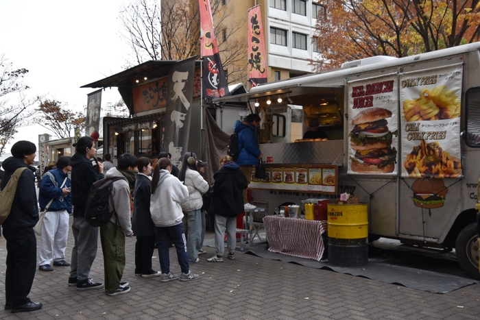 キッチンカーには長蛇の列ができる盛況ぶり