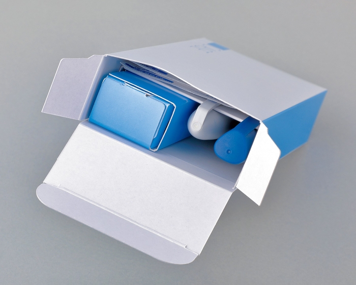 収納状態(2本収納タイプ)注射器と針ケース、消毒綿を収納できます