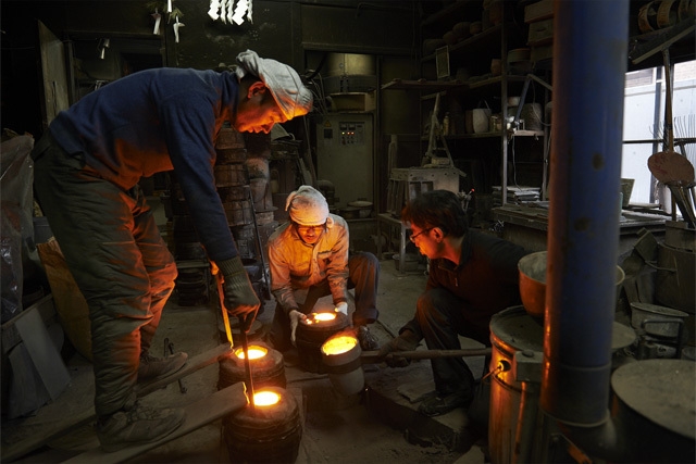 釜定工房 工房内 Photo by Koji Sugawara