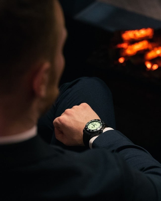 スーツの腕元も⼒強く魅⼒的に演出。視認性の⾼さは実⽤的です。