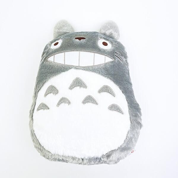 お家のリラックスアイテムはトトロで決まり！これからの季節にぴったりなふわふわクッション、ブランケット。