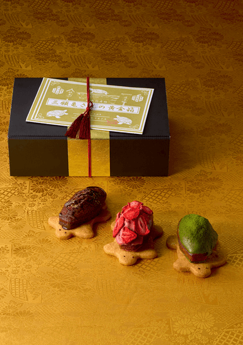 玉手箱をイメージした箱に３つのフィナンシェ　付属のリーフレットにはメッセージを記入できます。