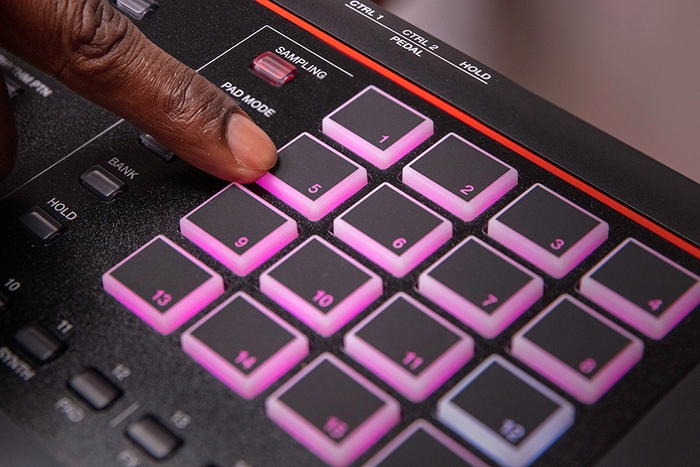 サンプル再生などさまざま機能を割り当てられるPad