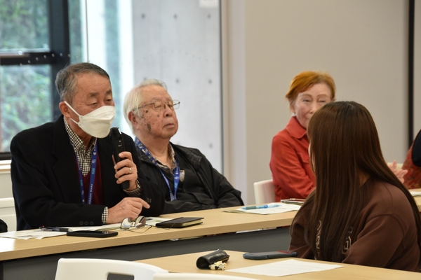 講評するガイドボランティアの皆さん