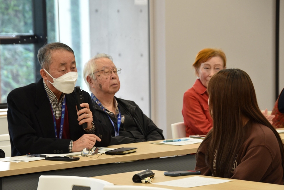 講評するガイドボランティアの皆さん