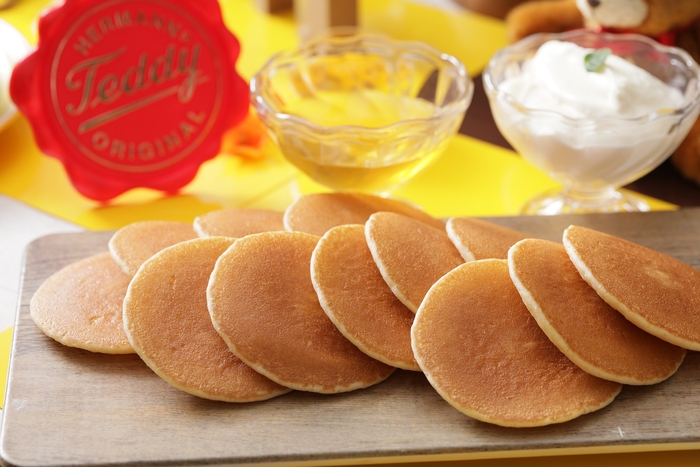 パンケーキ:はちみつとシャンティを添えて お好みで、はちみつと生クリームをトッピングして楽しめます。