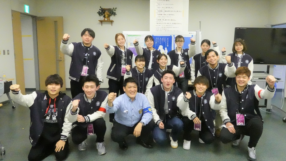 関西空港駅ボランティアでの駅員さんと参加メンバー