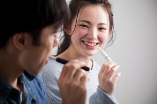 加熱式たばこを吸う男女