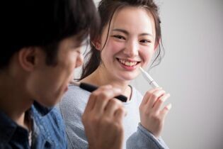 加熱式たばこを吸う男女