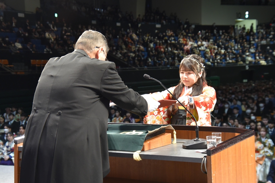 経済学部代表の岡本琉衣さん