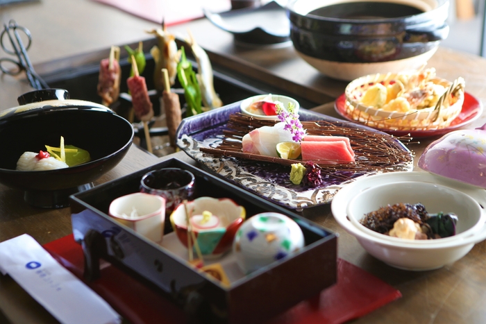 目の前の囲炉裏で焼き上げる但馬牛と鮎、地元野菜を中心とした会席料理