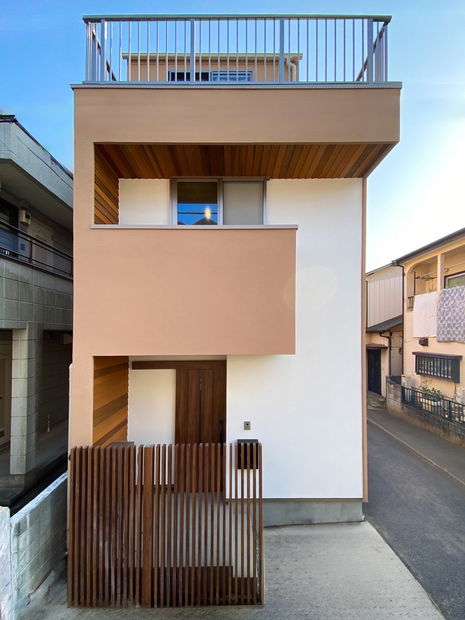 【敷地11坪の狭小 ZEH】ネコと夫婦が快適に暮らす、吹き抜けと小上がりのある3階建て注文住宅の施工事例を公開
