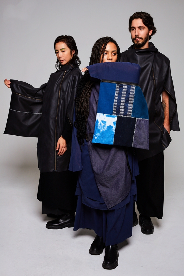 コートストール［登録意匠］＋キモノ袖になるクッションカバー［登録意匠］着用イメージ