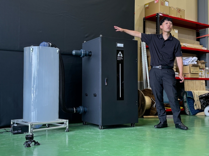 シェルター用換気システム「ATバリア150」による煙除去の清浄デモンストレーションの様子