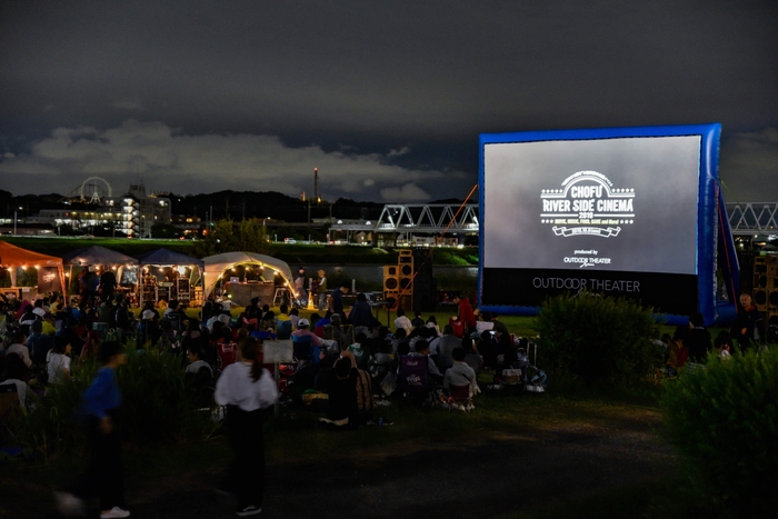 多摩川の河川敷での野外映画