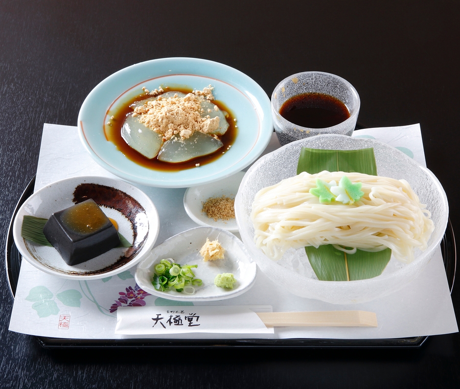 飛鳥彩瑠璃の丘天極堂テラス　冷やし葛うどん葛もちセット